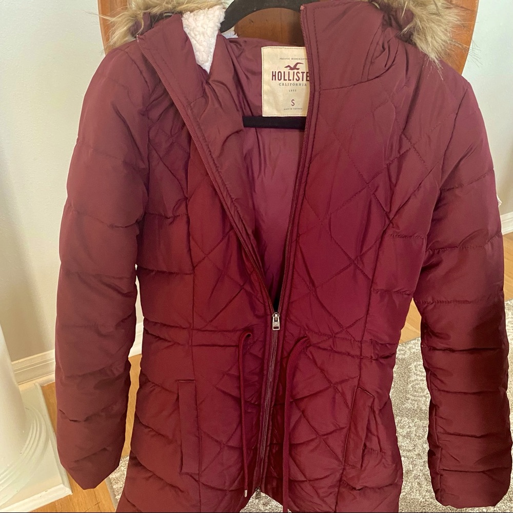 Hollister parka w/ fleece lined and faux fur hood
